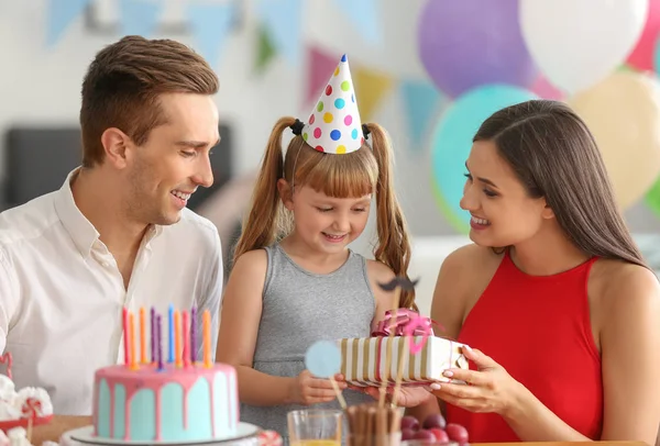 Schattig Klein Meisje Ontvangt Gift Van Verjaardag Van Ouders Feestje — Stockfoto