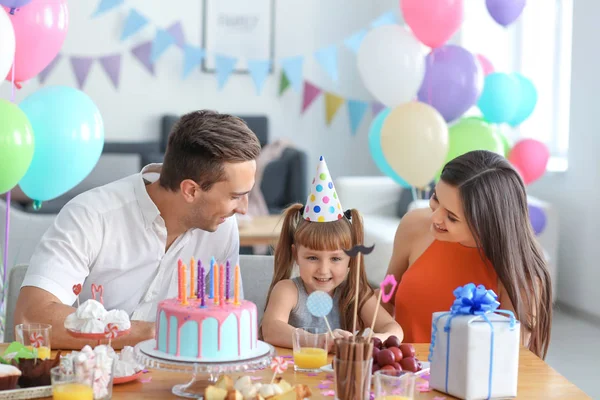 Cute Little Girl Her Parents Celebrating Birthday Table Cake — Stock Photo, Image