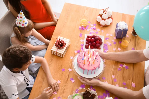 Gelukkige Familie Vieren Verjaardag Aan Tafel Met Taart — Stockfoto