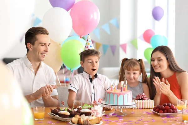 Glückliche Familie Feiert Geburtstag Tisch Mit Kuchen — Stockfoto