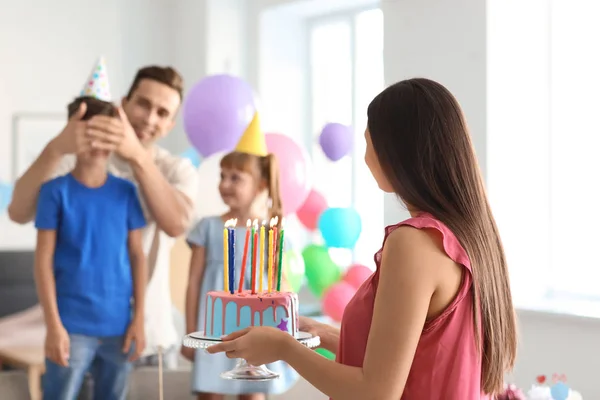 Szczęśliwa Rodzina Świętuje Urodziny Tortem Domu — Zdjęcie stockowe