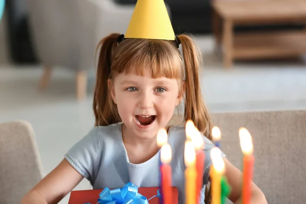 Menina Bonito Com Bolo Aniversário Casa — Fotografia de Stock