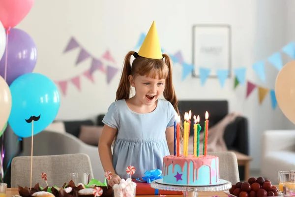 可爱的小女孩 与在家的生日蛋糕 — 图库照片