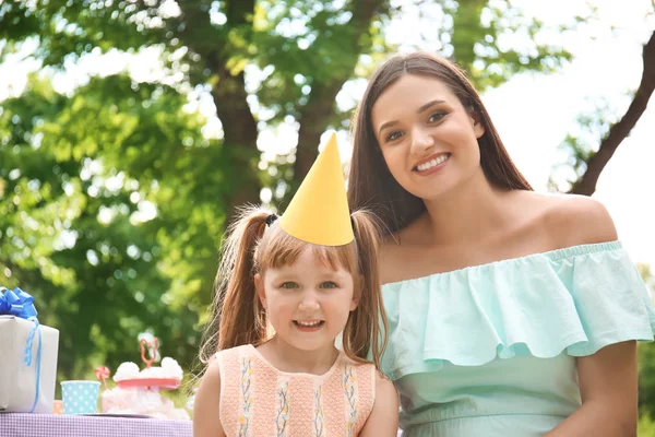 Schattig Klein Meisje Met Haar Moeder Verjaardagsfeestje Buitenshuis — Stockfoto
