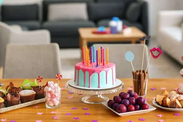 Mooie Verjaardagstaart Met Kaarsen Andere Zoetigheden Tafel — Stockfoto
