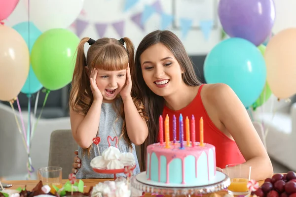 Linda Niña Madre Con Pastel Cumpleaños Mesa —  Fotos de Stock