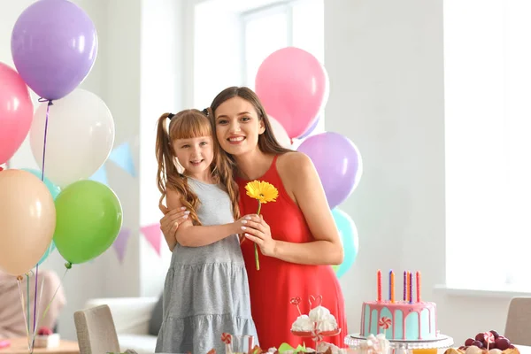 可爱的小女孩和她的母亲与美丽的花在生日聚会上 — 图库照片