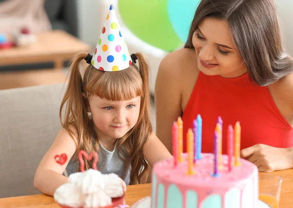 Schattig Klein Meisje Haar Ouders Vieren Verjaardag Aan Tafel Met — Stockfoto