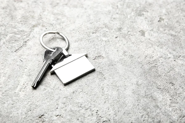 Llave Con Baratija Forma Casa Sobre Fondo Claro Concepto Hipotecario —  Fotos de Stock