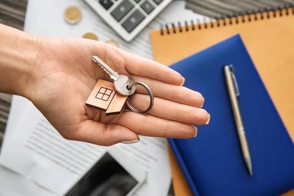 Immobilienmakler Mit Schlüssel Und Schmuckstück Form Eines Hauses Hypothekenkonzept — Stockfoto