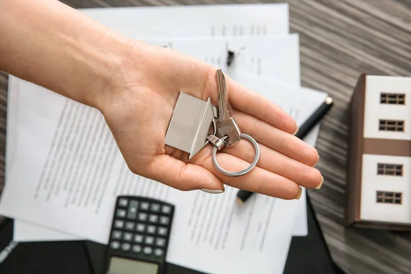 Immobilienmakler Mit Schlüssel Und Schmuckstück Form Eines Hauses Hypothekenkonzept — Stockfoto