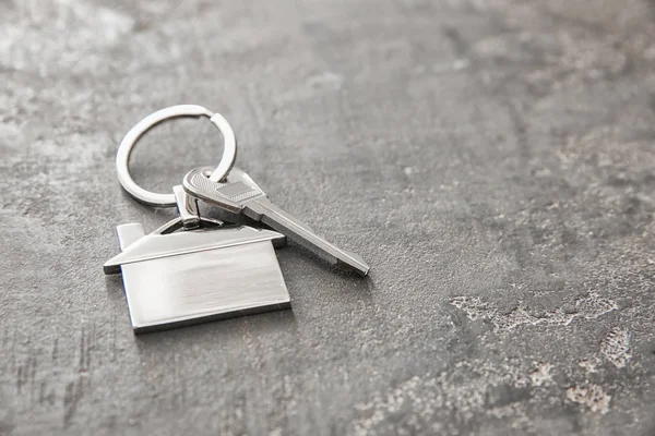 Llave Con Baratija Forma Casa Sobre Fondo Oscuro Concepto Hipotecario —  Fotos de Stock