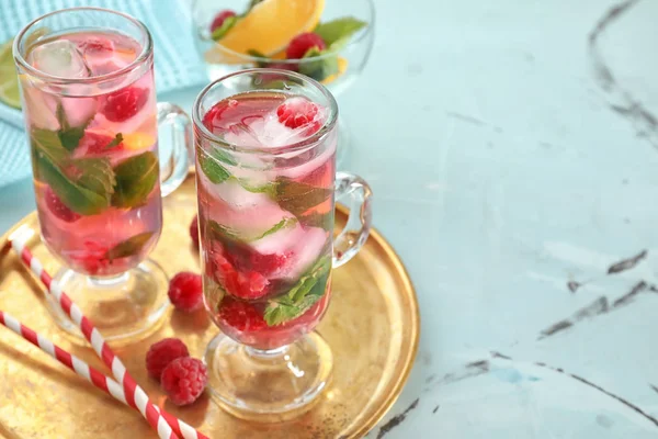 Gläser Mit Frischem Himbeermojito Auf Dem Tisch — Stockfoto