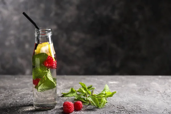 Glasflaska För Färska Hallon Mojito Mörka Bord — Stockfoto