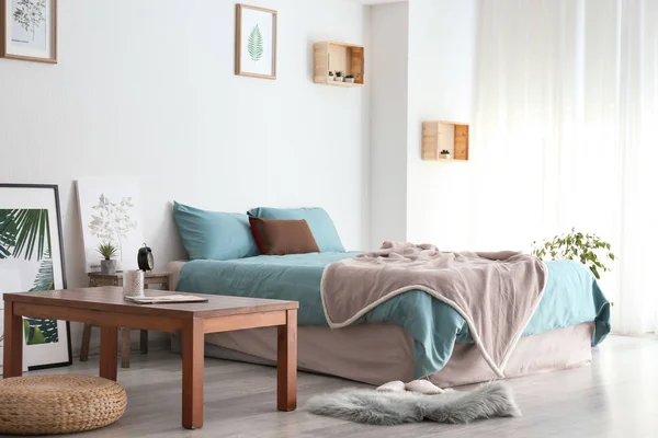 Interieur Van Kamer Met Grote Comfortabele Bed — Stockfoto