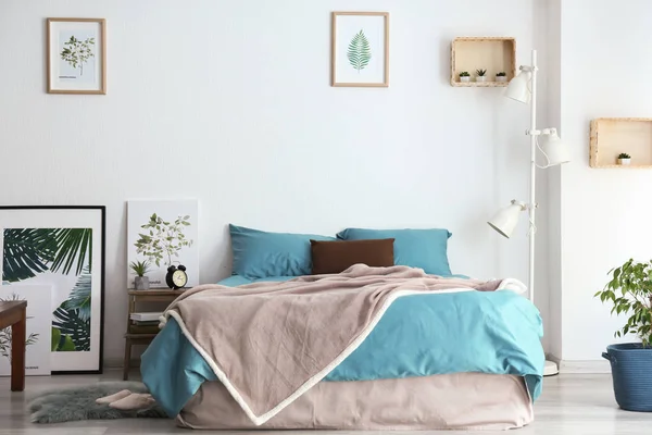 Interieur Van Kamer Met Grote Comfortabele Bed — Stockfoto