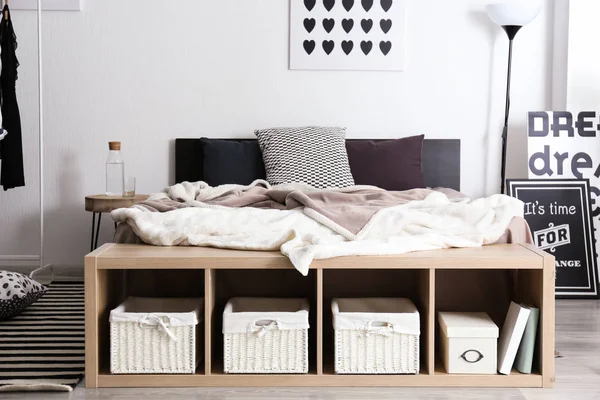 Interieur Van Kamer Met Grote Comfortabele Bed — Stockfoto