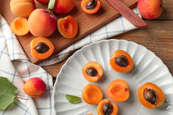 Composition Avec Des Abricots Doux Mûrs Sur Fond Bois — Photo