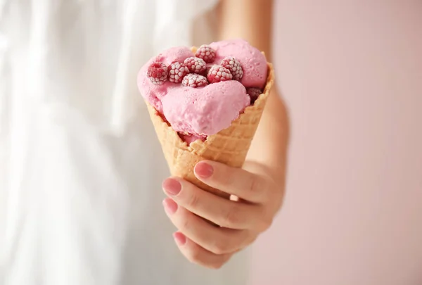 Donna Che Tiene Cono Cialde Con Delizioso Gelato Lampone Sfondo — Foto Stock