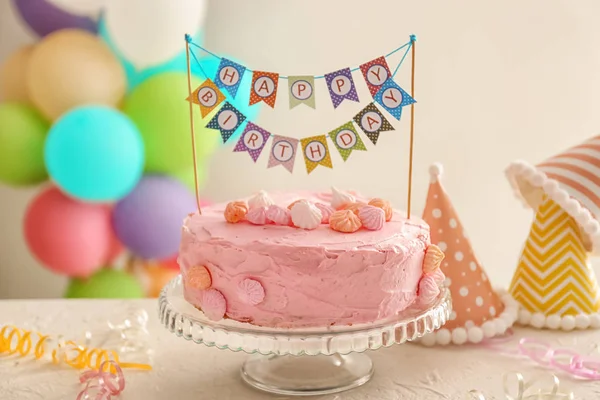 Staan Met Mooie Heerlijke Verjaardagstaart Tafel — Stockfoto