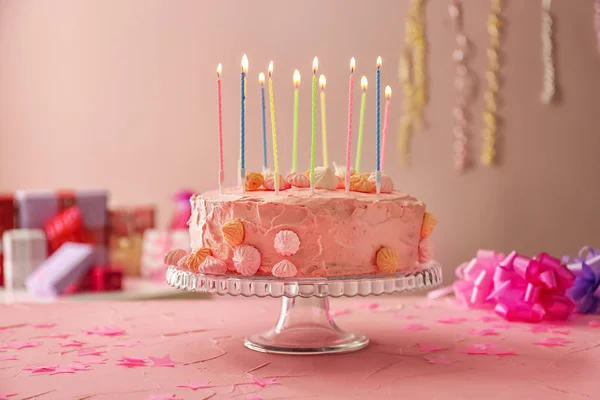 テーブルの上の美しい美味しい誕生日ケーキを付き — ストック写真
