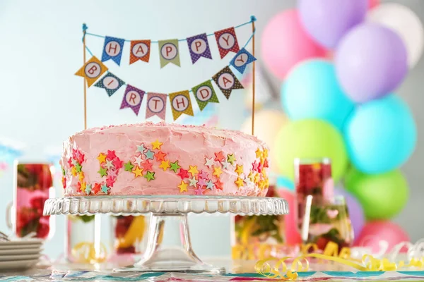 Stå Med Vackra Välsmakande Tårta Bord — Stockfoto