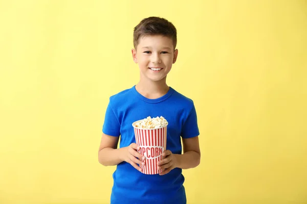 Mignon Petit Garçon Avec Tasse Pop Corn Sur Fond Couleur — Photo