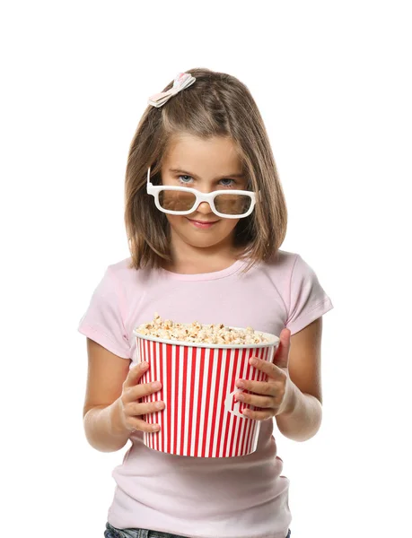 Carino Bambina Con Tazza Popcorn Indossando Occhiali Cinema Sfondo Bianco — Foto Stock