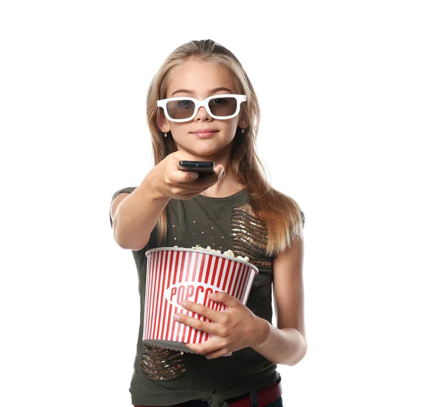 Schattig Klein Meisje Met Kop Popcorn Schakelen Kanalen Witte Achtergrond — Stockfoto