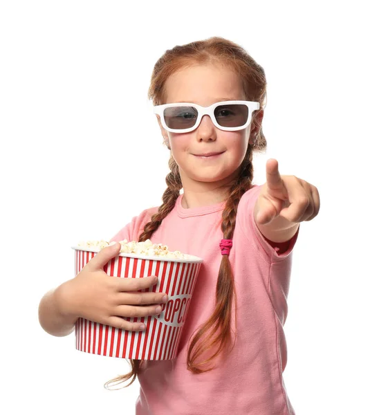 Schattig Klein Meisje Met Kop Popcorn Kijken Naar Film Witte — Stockfoto