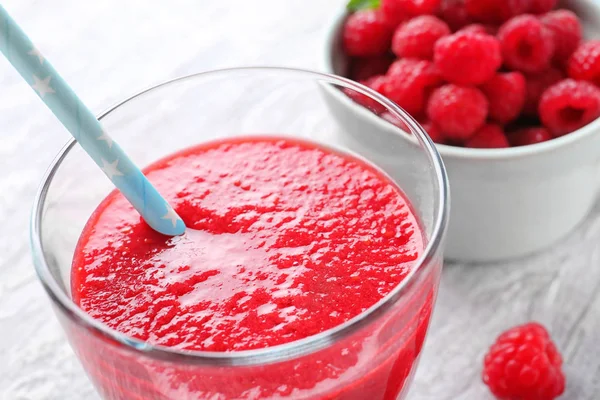 Glas Leckerer Himbeer Smoothie Nahaufnahme — Stockfoto