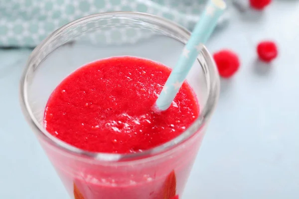 Glas Leckerer Himbeer Smoothie Nahaufnahme — Stockfoto