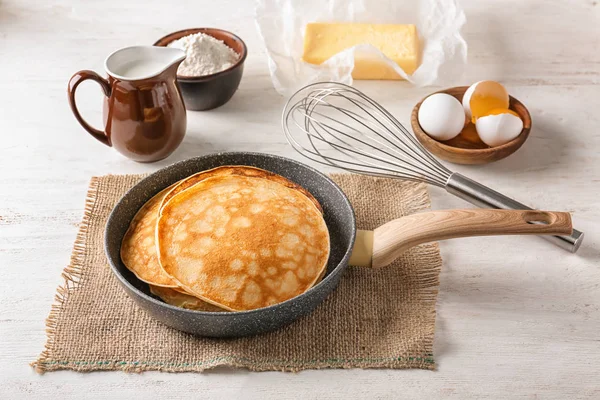 Pfanne Mit Leckeren Pfannkuchen Und Zutaten Auf Dem Tisch — Stockfoto