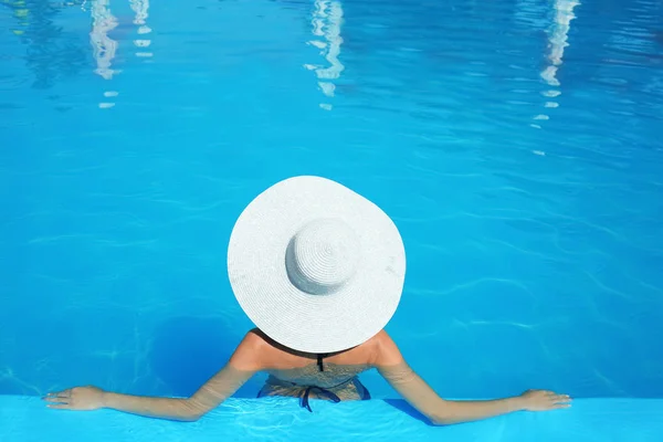 Beautiful Young Woman Resting Swimming Pool — Stock Photo, Image