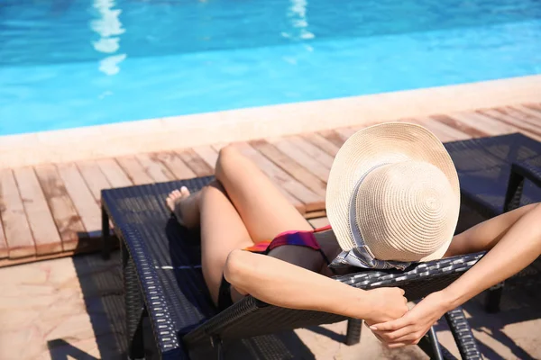 Beautiful Young Woman Resting Sun Lounger Resort — Stock Photo, Image