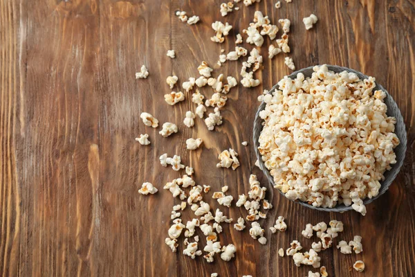 Mísa Příjemných Popcorn Dřevěné Pozadí — Stock fotografie