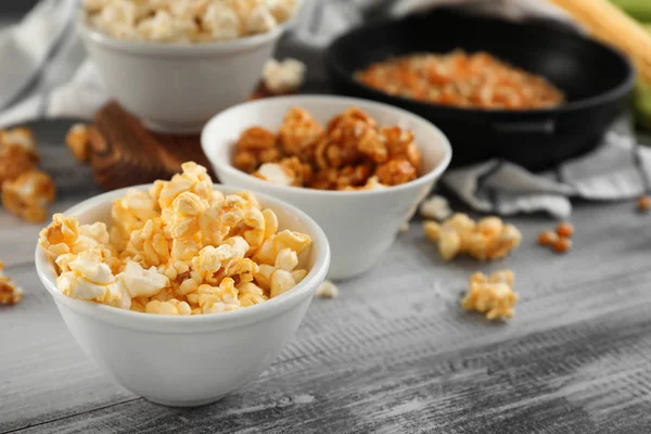 Kommen Met Heerlijke Popcorn Houten Achtergrond — Stockfoto