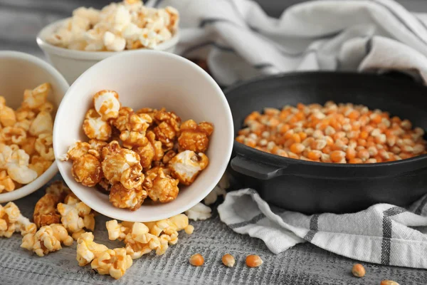Kommen Met Heerlijke Popcorn Kernels Houten Achtergrond — Stockfoto