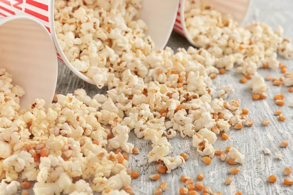 Papier Emmers Met Verspreide Lekkere Popcorn Houten Achtergrond — Stockfoto
