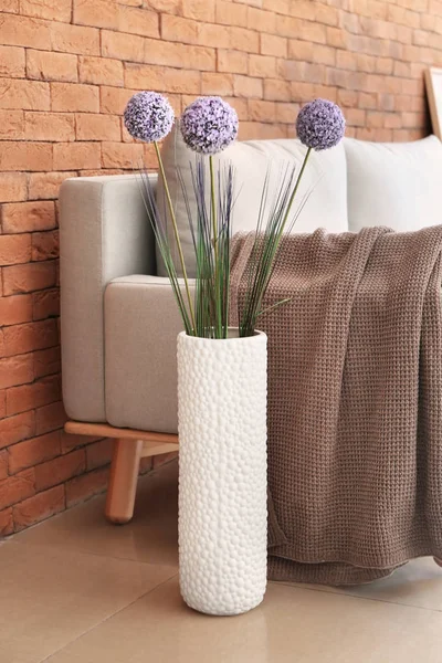 Vase Mit Bequemem Sofa Der Nähe Der Ziegelwand Haus — Stockfoto