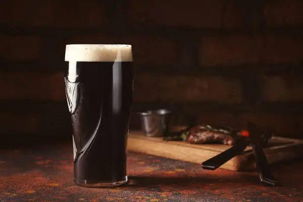 Bardak Soğuk Karanlık Bira Üzerinde Renk Tablosu — Stok fotoğraf