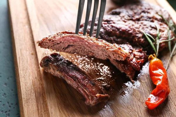 Gaffel Med Skuren Grillad Biff Närbild — Stockfoto