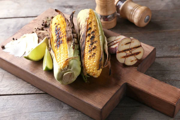 Wooden Board Delicious Grilled Corn Table — Stock Photo, Image