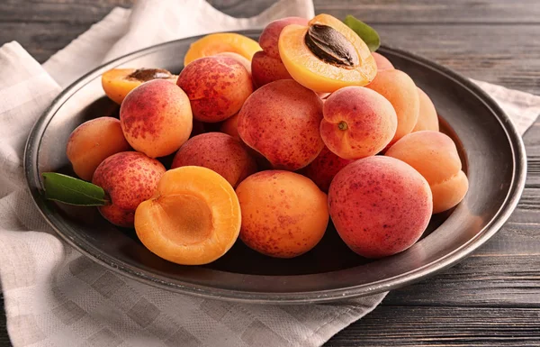 Teller Mit Süßen Reifen Aprikosen Auf Holztisch — Stockfoto