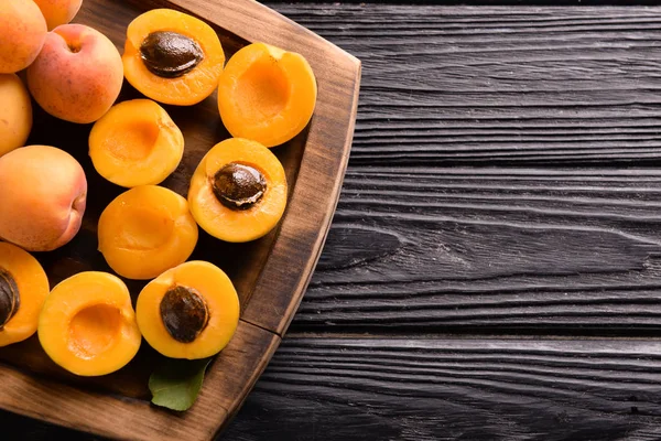 Wooden Plate Sweet Ripe Apricots Table Top View — Stock Photo, Image