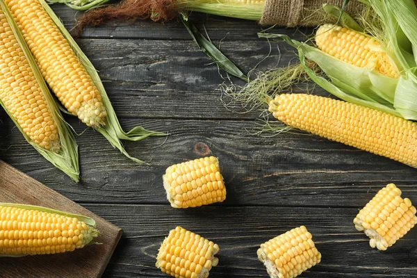 Tahta arka planda taze mısır koçanları