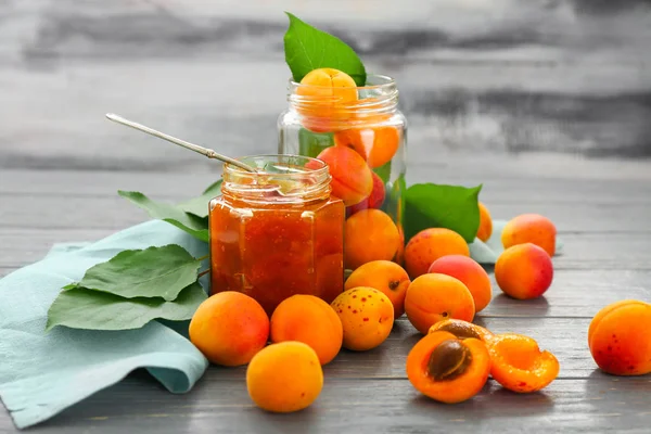 Frasco Vidro Com Doce Geléia Damasco Frutas Frescas Mesa Madeira — Fotografia de Stock