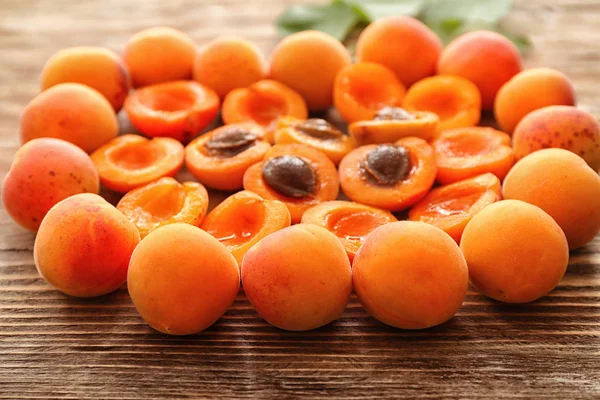 Ripe Sweet Apricots Wooden Table — Stock Photo, Image