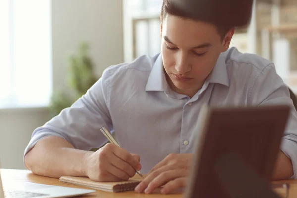 Schöner Junger Mann Arbeitet Büro — Stockfoto