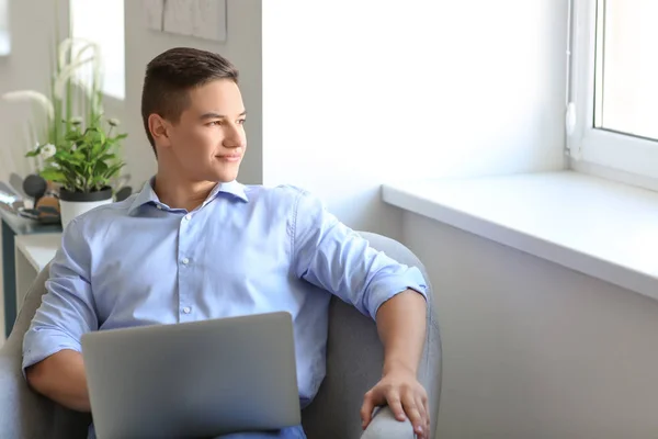 Schöner Junger Mann Arbeitet Hause Laptop — Stockfoto